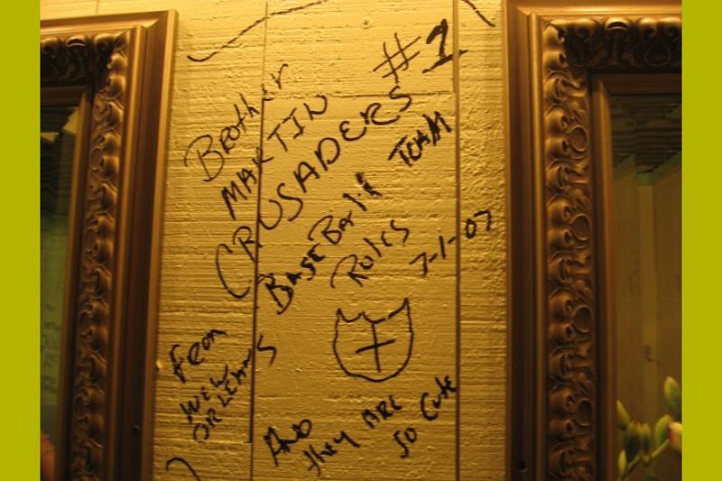 Fudpuckers Bathroom
